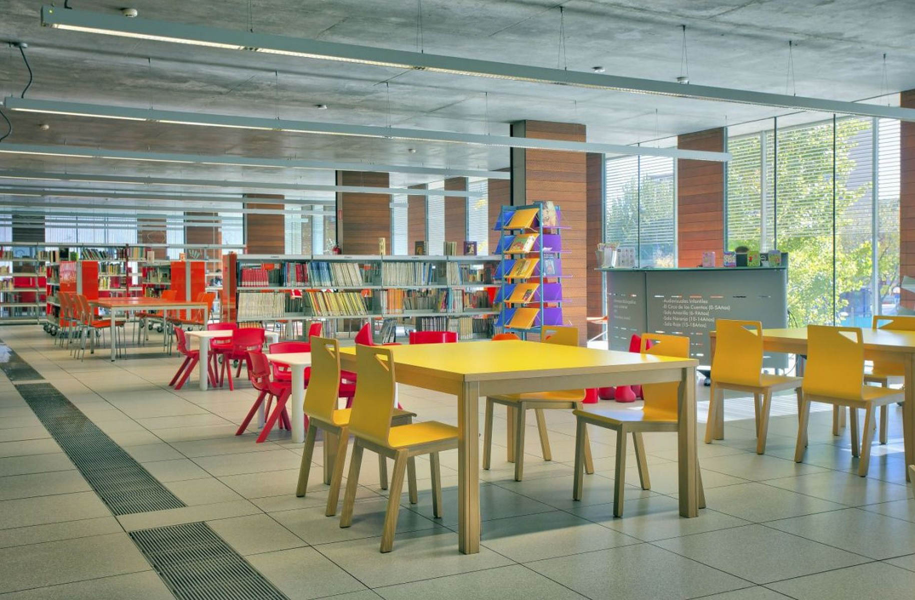 METALUNDIA BRECHT   table qui apporte une touche chaleureuse et conviviale à nos bibliothèques grâce à sa structure en bois, bien qu’elle puisse s’adapter aussi bien aux décors classiques qu’aux installations contemporaines, grâce à la variété de couleurs avec lesquelles nous pouvons jouer sur ses couvertures