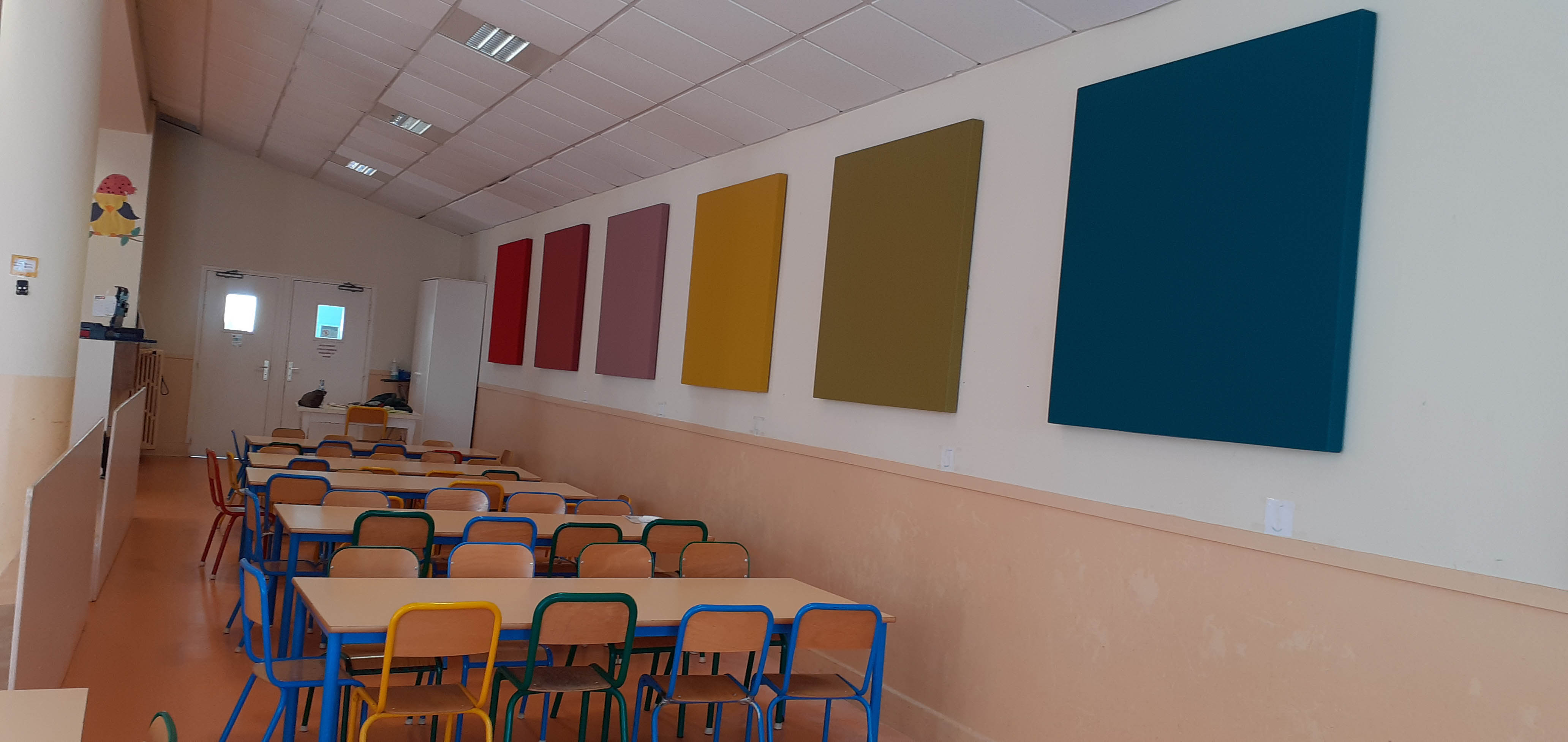Pose de panneaux acoustiques dans les écoles de Biarritz