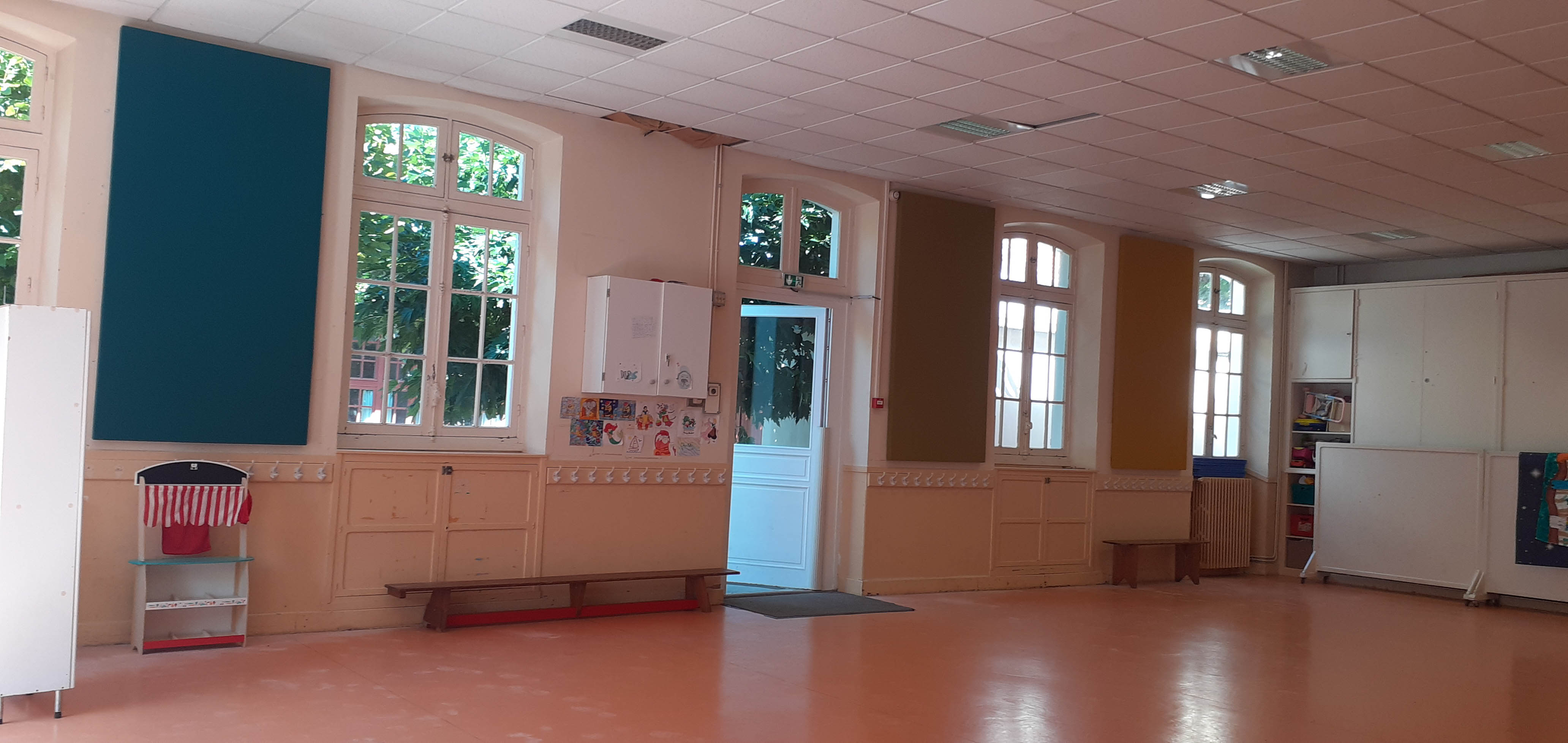 Pose de panneaux acoustiques dans les écoles de Biarritz